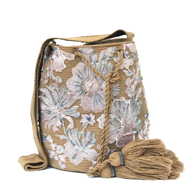 Mochila wayuu - kaki and flowers blue.